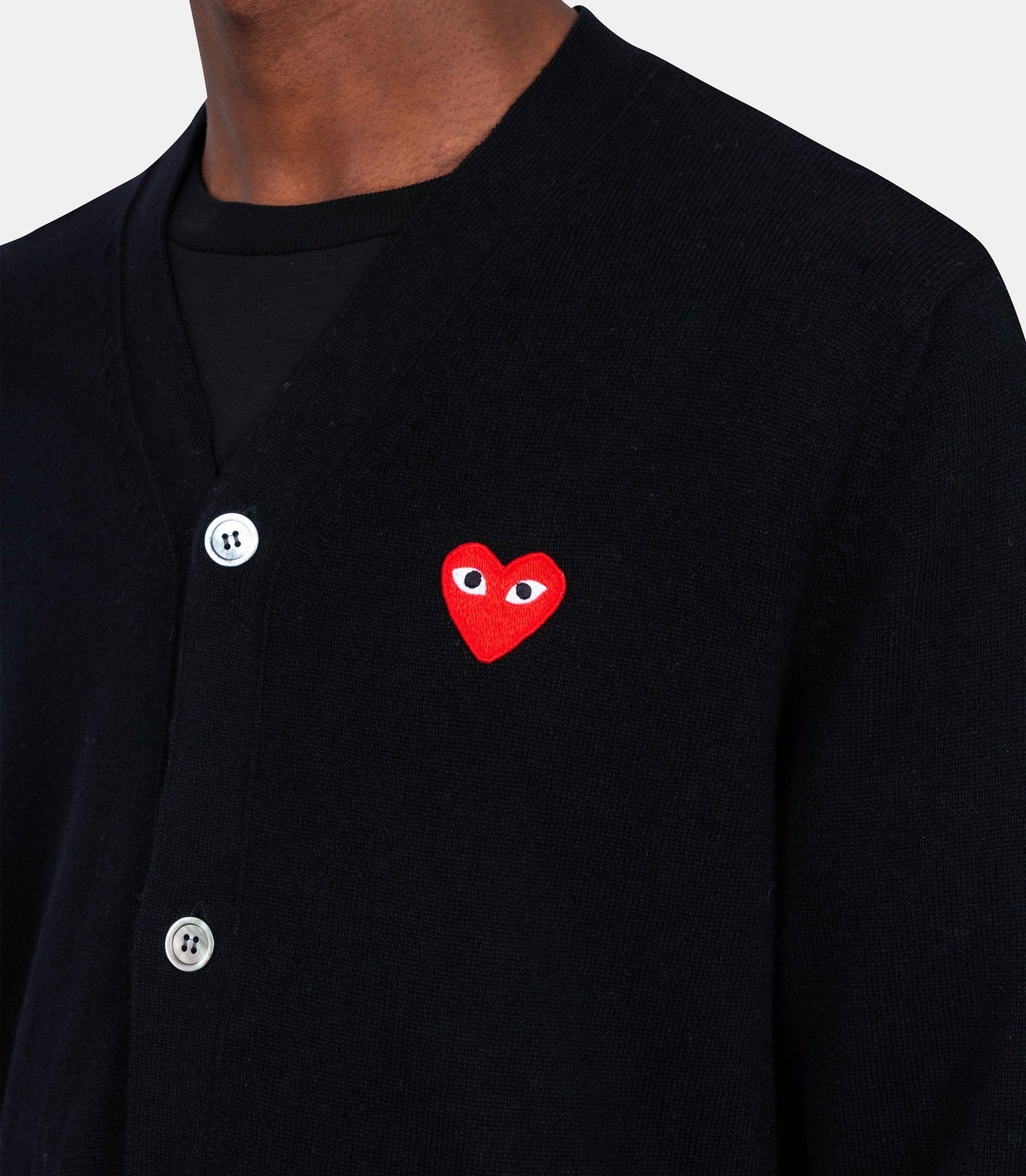 Cardigan à col en v tricoté avec emblème rouge - AX - N008 - 51 - S - Comme des garçons play